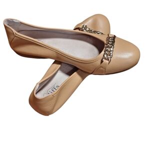 Cliffs by WHITE MOUNTAIN Tan Flats with Chain Detail Ladies 8.5 CHARMED CASUAL